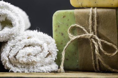 Ahşap arka planda el yapımı sabun