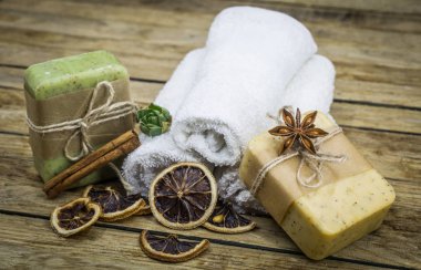 Ahşap arka planda el yapımı sabun