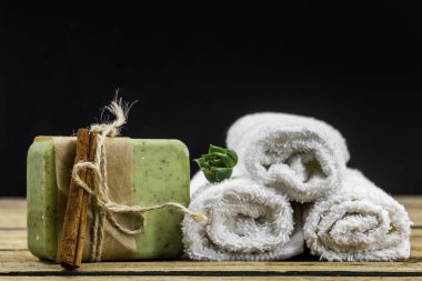 Ahşap arka planda el yapımı sabun