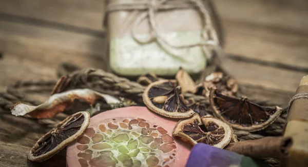 Ahşap arka planda el yapımı sabun