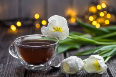 Beyaz Laleler ve bir fincan çay