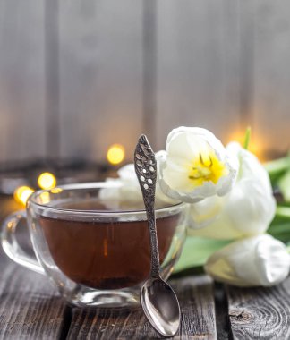 Beyaz Laleler ve bir fincan çay