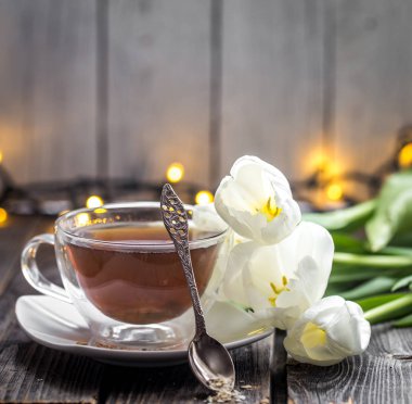 Beyaz Laleler ve bir fincan çay