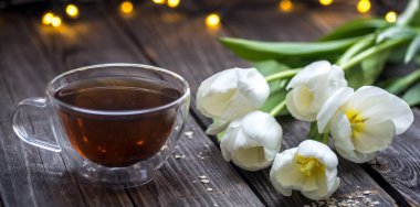 Beyaz Laleler ve bir fincan çay