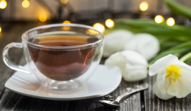 Beyaz Laleler ve bir fincan çay