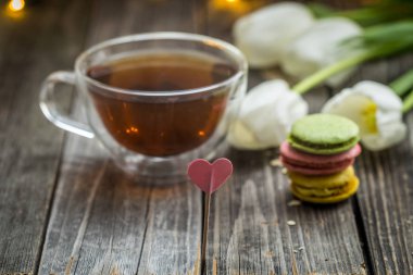 Beyaz Laleler ve şeffaf bir fincan çay