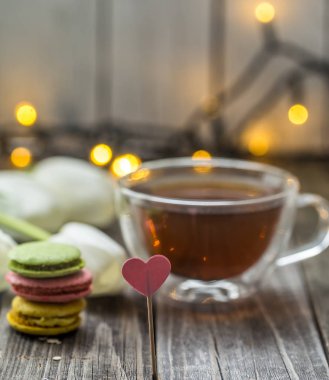 Beyaz Laleler ve şeffaf bir fincan çay