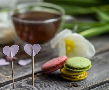 Beyaz Laleler ve şeffaf bir fincan çay