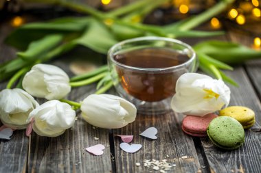 Beyaz Laleler ve şeffaf bir fincan çay