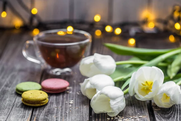 Beyaz Laleler ve bir fincan çay