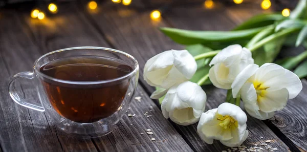 Beyaz Laleler ve bir fincan çay