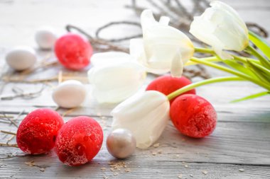 Beyaz Lale ve kırmızı Paskalya yumurtaları