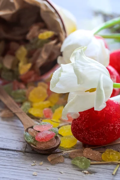 Easter still life with candy eggs and white tulips — Stock Photo, Image