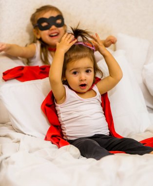 süper kahraman oynayan iki küçük kız
