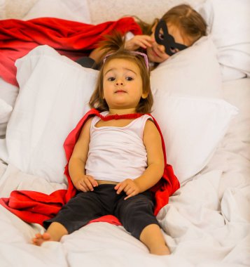 süper kahraman oynayan iki küçük kız