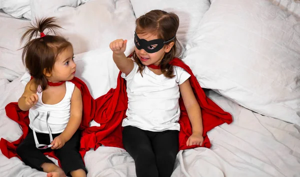 süper kahraman oynayan iki küçük kız