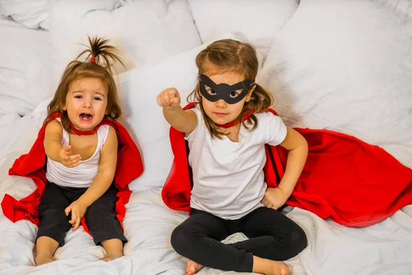 süper kahraman oynayan iki küçük kız