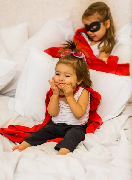 süper kahraman oynayan iki küçük kız