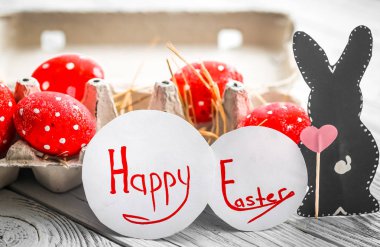 Kırmızı Paskalya yumurtaları ve tavşan