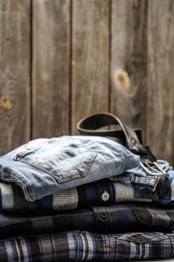 erkek gömlek ve kemer