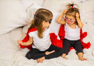 süper kahraman oynayan iki küçük kız