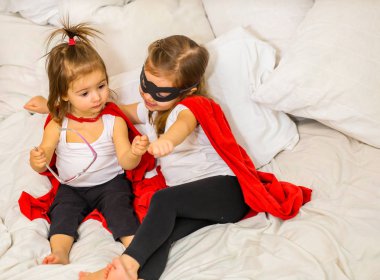 süper kahraman oynayan iki küçük kız