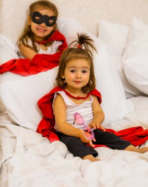 süper kahraman oynayan iki küçük kız