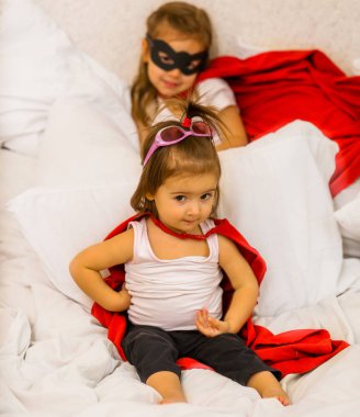 süper kahraman oynayan iki küçük kız