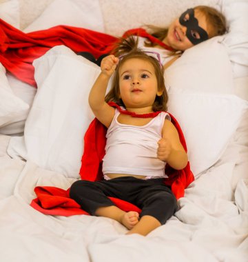 süper kahraman oynayan iki küçük kız