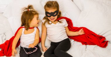 süper kahraman oynayan iki küçük kız