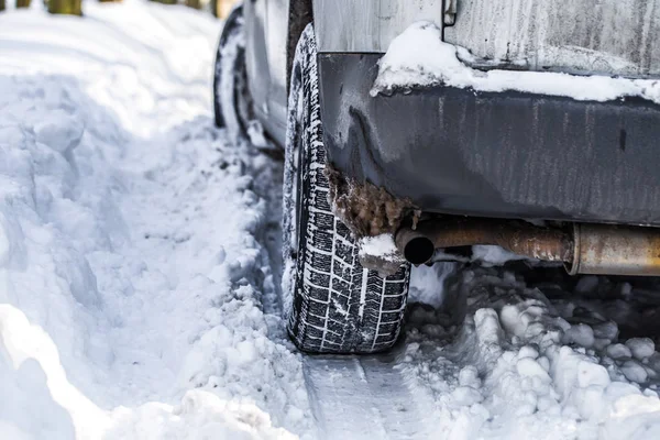 El coche quedó atrapado en la nieve. — Foto de Stock