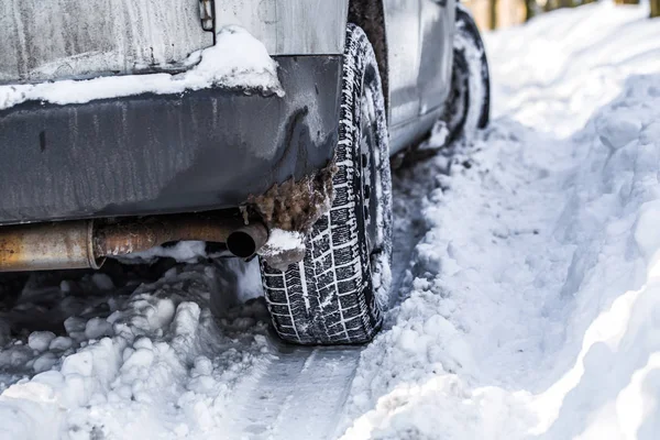 El coche quedó atrapado en la nieve. — Foto de Stock