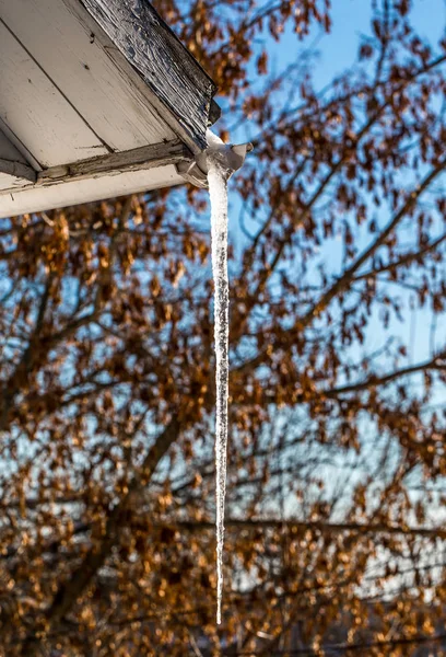 Sople lodu na dachach domów — Zdjęcie stockowe