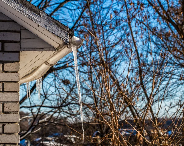 Sople lodu na dachach domów — Zdjęcie stockowe