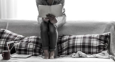 Kız bir kitap ve bir kupa ile rahat