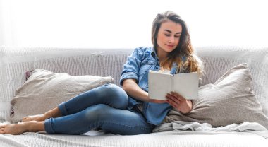 Rahat bir yatak ve bir kitap okuma kız