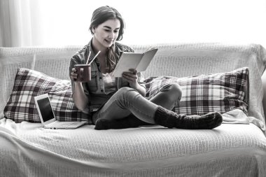 Kız bir kitap ve bir kupa ile rahat