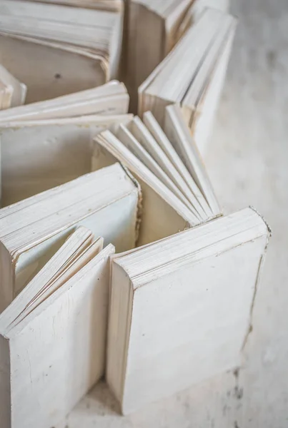 A fából készült háttér, szöveg, tudás fogalmának helyet könyv — Stock Fotó