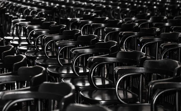 黒の木製の椅子が斜めに立つの多く — ストック写真