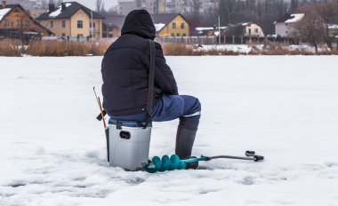 Buz üzerinde bir balıkçı