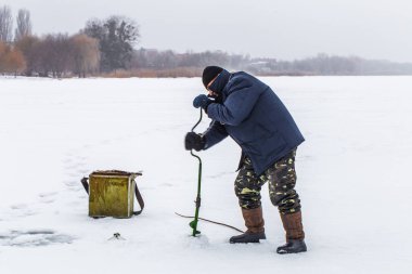 Buz üzerinde bir balıkçı