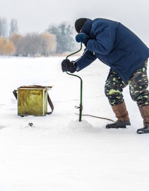 Buz üzerinde bir balıkçı