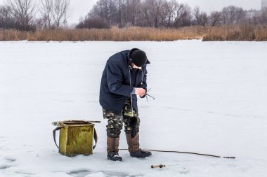 Buz üzerinde bir balıkçı