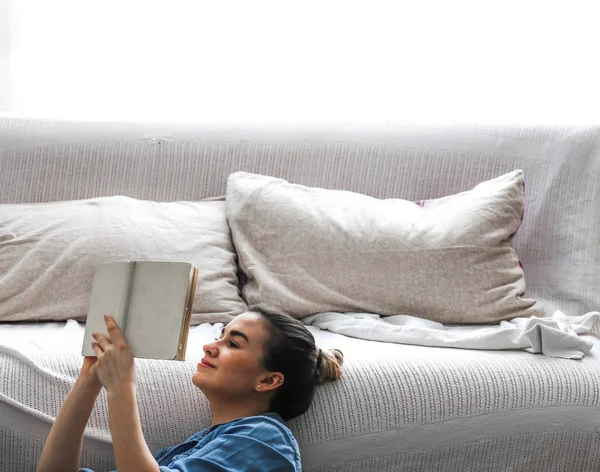 화이트 아늑한 침대와 아름 다운 여자, 책, 집의 개념 및 안락 — 스톡 사진