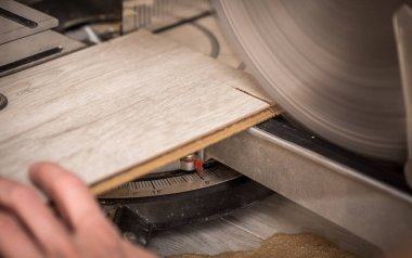 Elektrikli testere ile çalışan bir erkeğin