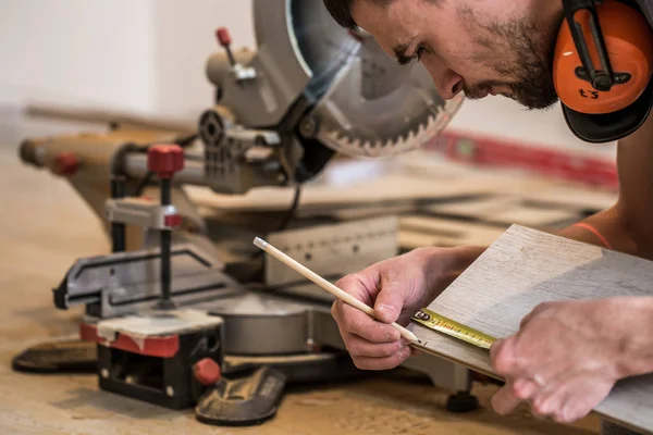 Un homme travaillant avec une scie à onglets — Photo