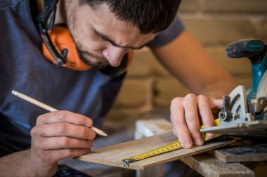 adam ölçümleri tahtada yapar.