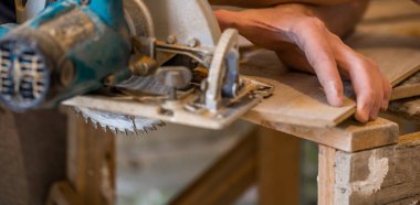 el ile elektrik ile çalışan bir adam gördüm