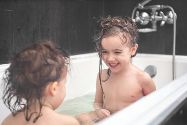 iki küçük kız banyoda banyo