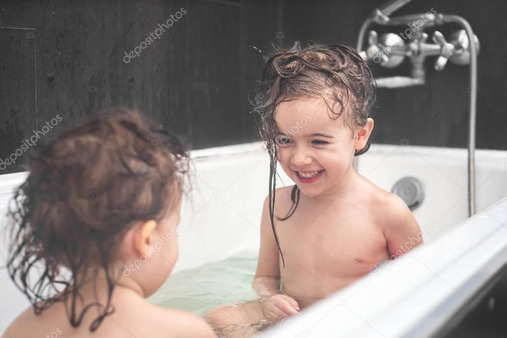 Imagenes De Mujeres Desnudas En El Baño Two little girls bathing in bathroom — Stock Photo © puhimec #144545405
